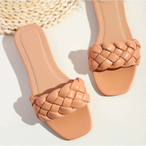 Sandali estivi beige Solea by La Regina di Stile, eleganti e comodi, ideali per l'estate 2025.